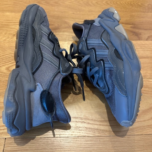 ADIDAS OZWEEGO - Men's Dark Gray Sneakers - Picture 3 of 9